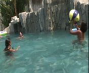 Две блондинки участвуют в групповухе с неграми